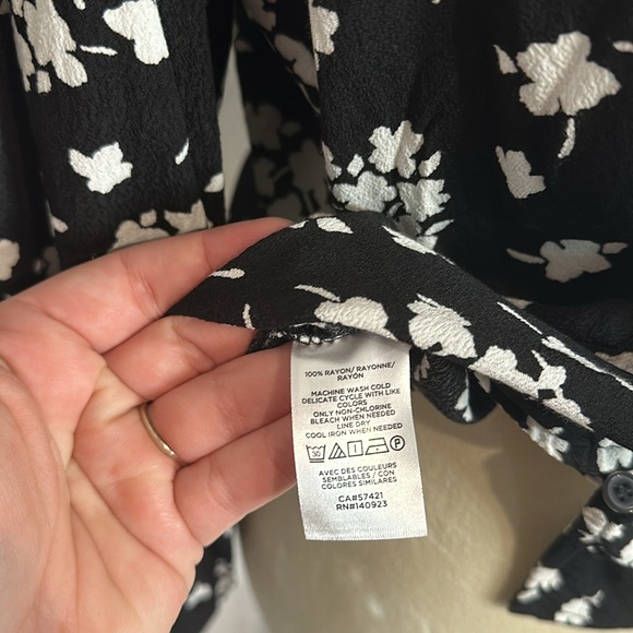 NWOT Loft Floral V-Neck Button Blouse (Lp) - Picture 12 of 12